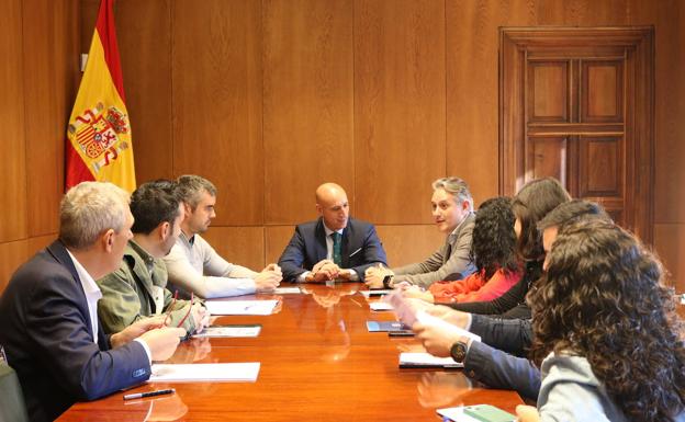 La Asociación de Jóvenes Empresarios de León presenta al Ayuntamiento propuestas para reactivar el emprendimiento en el municipio