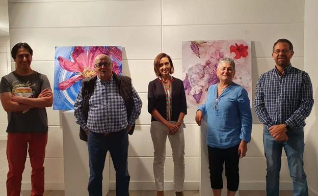 Santa María del Páramo inaugura la exposición fotográfica «Estas flores son para ti» de Isabel Castellanos