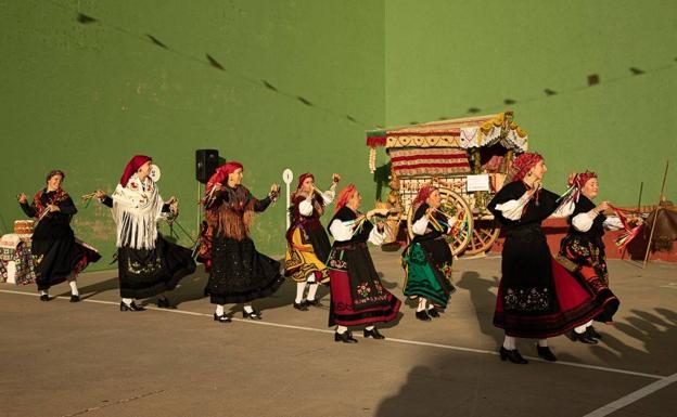 La música de raíz y la indumentaria centenaria de las comarcas leonesas llenan Hospital de Órbigo de folklore y tradición