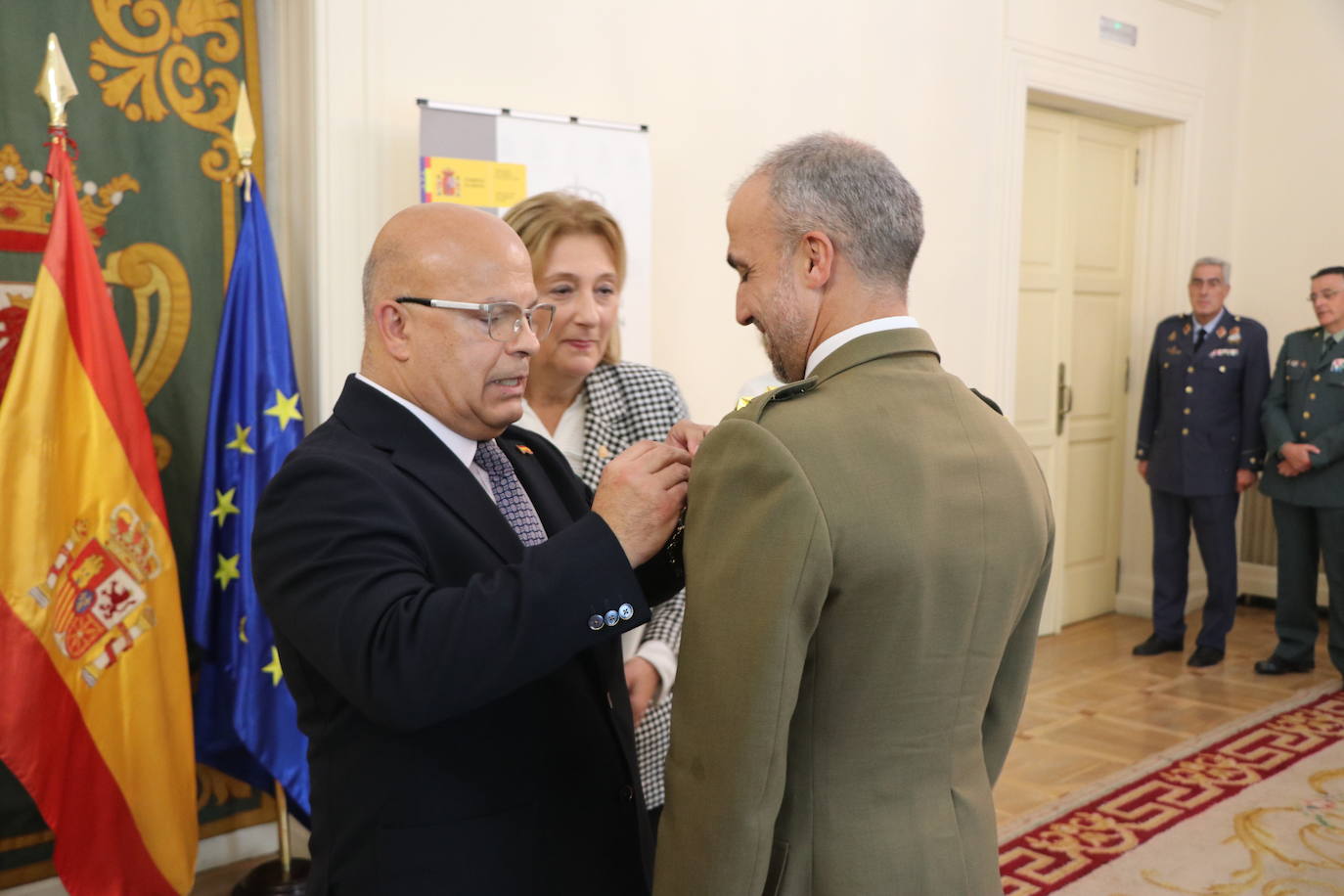 José Alberto Barja, teniente coronel y exjefe de la UME en León, recibe la Cruz del Mérito Civil