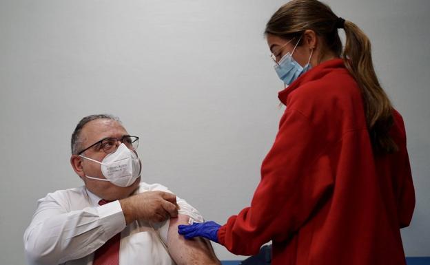 La Junta llama a los profesionales a vacunarse contra la gripe y se marca como objetivo llegar al 50% en León