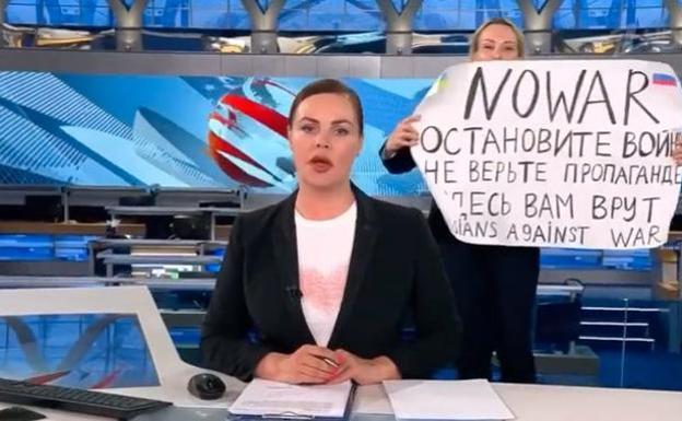 La periodista rusa que protestó en directo contra la guerra de Ucrania huye de Rusia