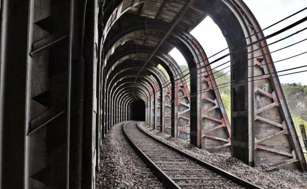 Un tren de mercancías daña la catenaria en Pajares y corta el tráfico ferroviario seis horas entre León y Asturias