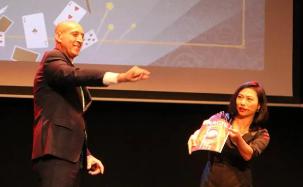 El alcalde de León participa en un truco de magia durante la presentación.