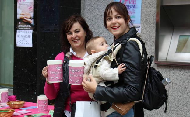 La lluvia no puede con el lazo rosa: «Hay que seguir luchando para donar a la investigación»