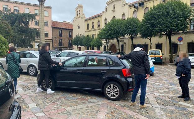 Un coche 'se escapa' y tres personas evitan un accidente en la plaza de San Isidoro