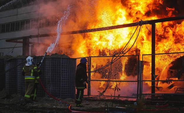 Los ataques rusos condenan a Ucrania a un invierno con cortes severos de electricidad