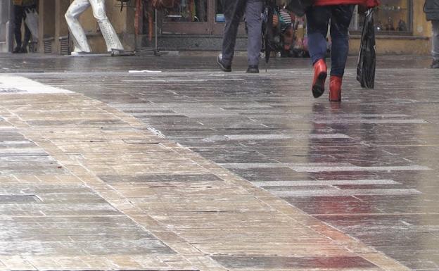 La calle Ancha de la capital vuelve a convertirse en una peligrosa pista de patinaje con las lluvias