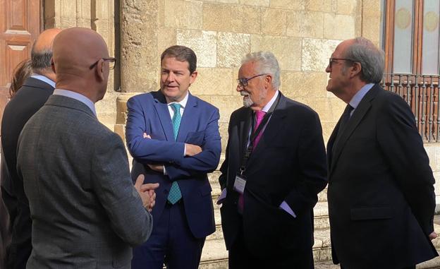 Mañueco aboga en León por hacer de la sanidad «la joya de la corona» y la blindará por ley en el entorno rural