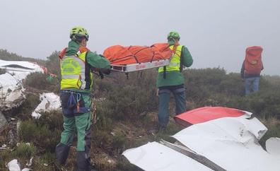 Miembros del Greim, del Servicio Aéreo de León y de la Guardia Civil de Zamora rescatan el cadáver del piloto fallecido