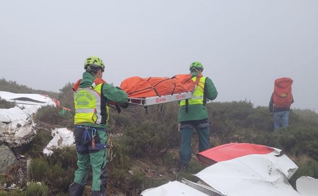 Miembros del Greim, del Servicio Aéreo de León y de la Guardia Civil de Zamora rescatan el cadáver del piloto fallecido