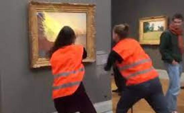 Dos activistas lanzan puré de patata a un cuadro de Monet en Alemania