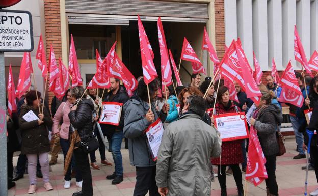 Los docentes de León denuncian que los interinos todavía no han cobrado la nómina de septiembre