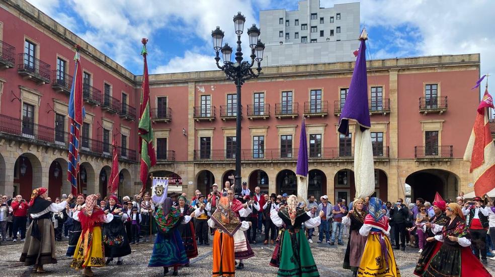 Valencia de Don Juan presume de comarca en las fiestas de la Casa de León en Asturias