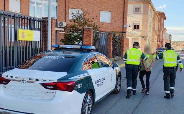 Detenido el conductor de un vehículo que trató de fugarse a nado cruzando las aguas del Órbigo