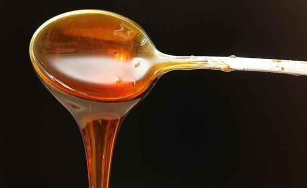 Más de una veintena de expositores participan este fin de semana en la V Feria de la Miel de Camponaraya