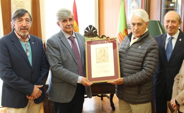 El rector de la ULE se convierte en miembro del Comité de Honor de la Cofradía del Pendón de San Isidoro