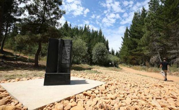 Cabañas Raras estrena la señalización de la ruta circular al 'Kilómetro Cero' del Bierzo