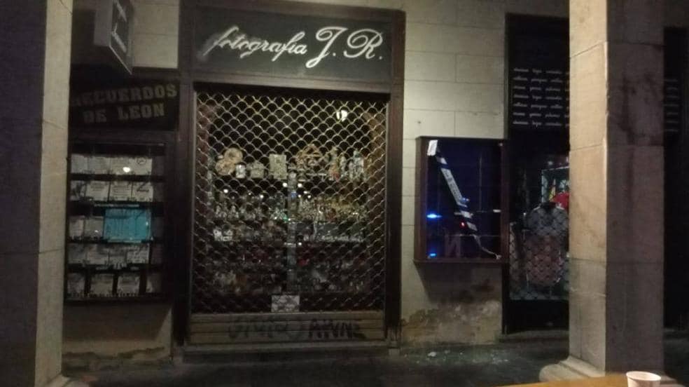 Un hombre es detenido en León tras robar un imán de una tienda de regalos