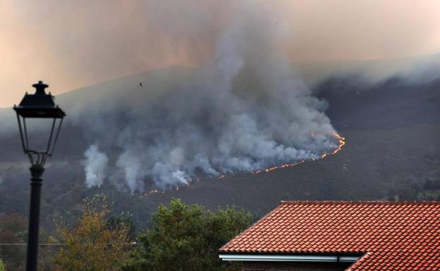 Los incendios de Cantabria ponen en prealerta al V Batallón de la UME en León