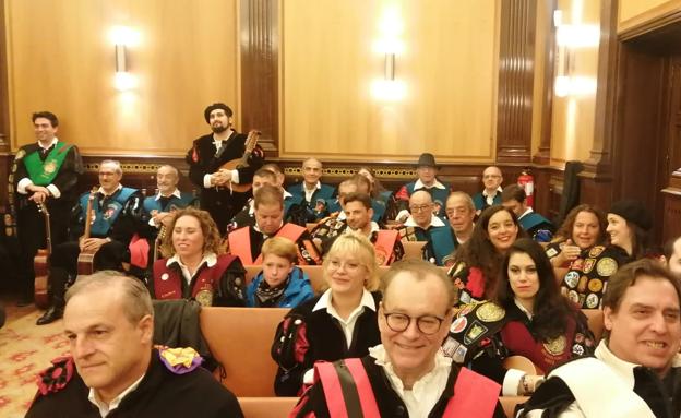 Bandurrias, guitarras y laudes recorren la ciudad bimilenaria