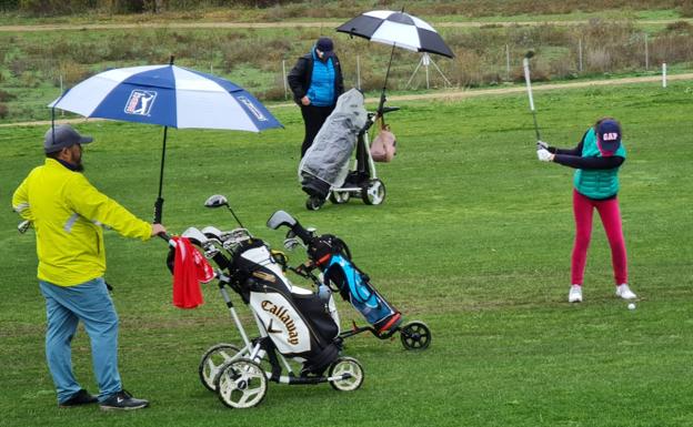 Éxito y buen nivel de participación en el II Torneo de Golf Leonoticias celebrado bajo la lluvia