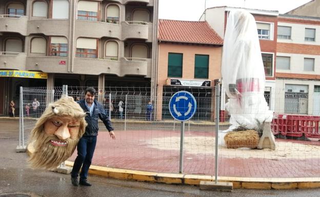 La lluvia ahoga el intento de La Bañeza de espantar Halloween con una mascarada tradicional