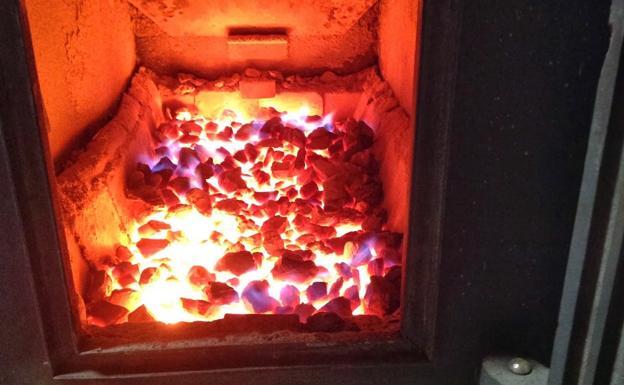 Trasladan a dos personas al Hospital El Bierzo tras inhalar humo de una estufa de carbón en Fabero