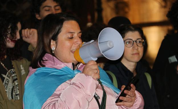 Una veintena de personas en León reivindica la aprobación de la Ley Trans