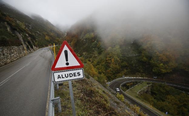 Alertan de que Asturias aún no ha instalado protección contra aludes en el acceso a la estación de San Isidro