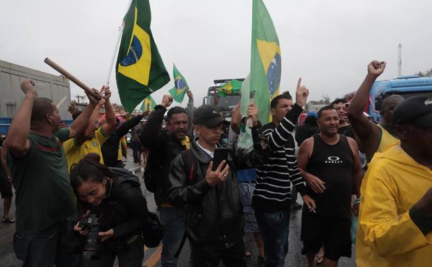 El silencio de Bolsonaro agrava la tensión y provoca disturbios que bloquean veinte Estados en Brasil