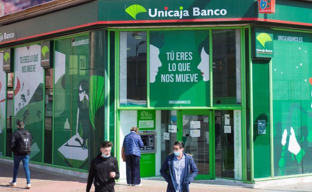 Unicaja Banco y SantaLucía ratifican la ampliación de su alianza en bancaseguros