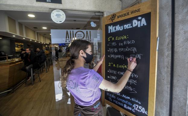 El sueldo de un camarero roza los 18.000 euros y el de una cocinero, los 19.500