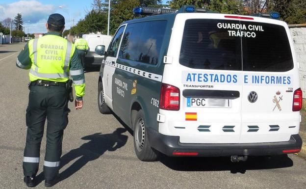 Una salida de vía, sin heridos, limita la circulación en la A-6