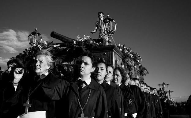 Carlos Fernando García, con su fotografía 'Cargando', ganador del XII maratón fotográfico Reino de León