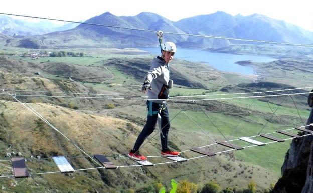 La ULE ofrece una actividad multiaventura en la vía ferrata y la tirolina de Arbás