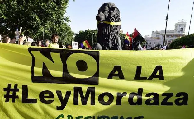 Una hora de silencio frente a la Subdelegación del Gobierno en León para poner fin a la 'Ley Mordaza'