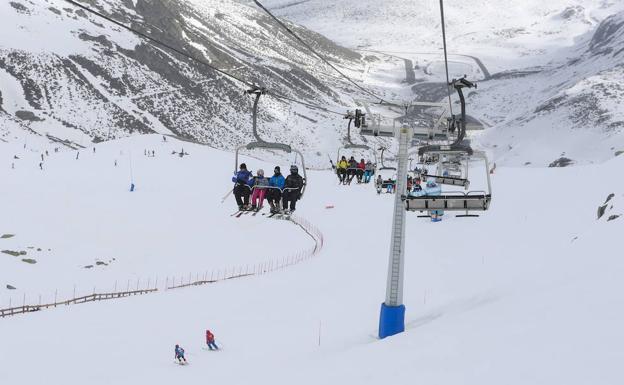 Las estaciones de esquí de León esperan la llegada de nieves para abrir sus pistas el 1 de diciembre