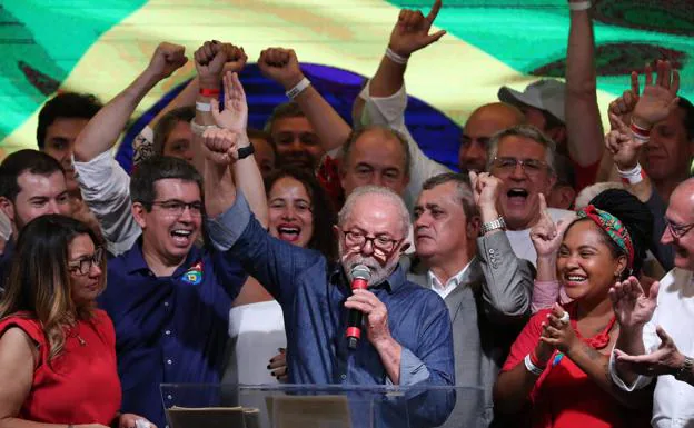 Lula se dirige al país tras ganar la segunda vuelta de las elecciones el 30 de octubre. /efe