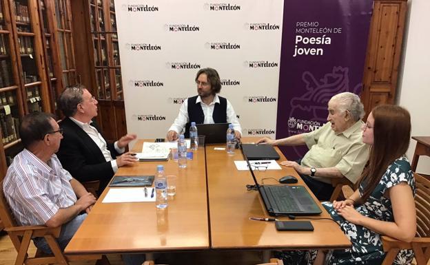 El poeta argentino Agustín Mazzini recogerá el jueves el premio de Poesía Joven Fundación MonteLeón