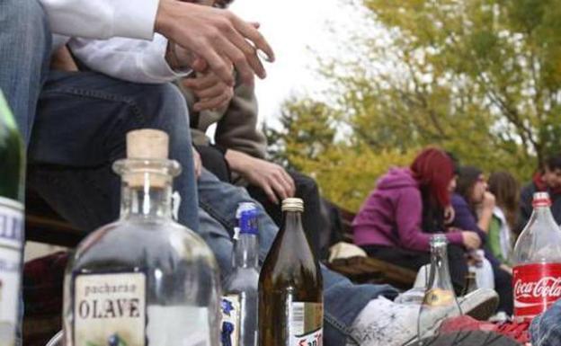 Cuatro denuncias por 'botellón' y otras tantas por orinar en la calle durante el fin de semana en Ponferrada