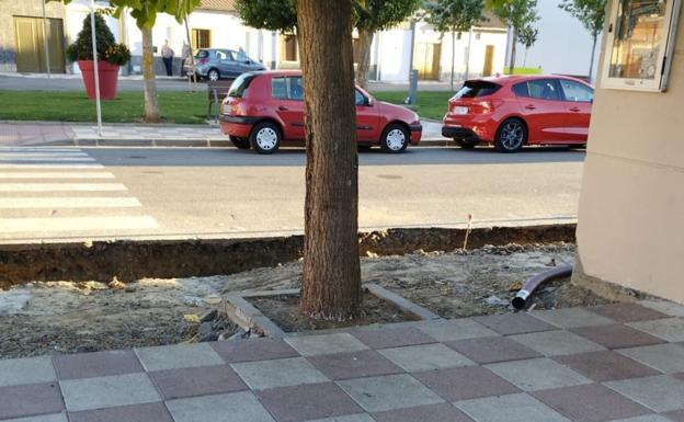 El PSOE de Santa María del Páramo califica de «torpe» la ejecución de las obras en las calles