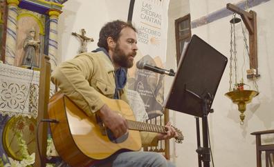 El berciano 'Fon' llena de música la iglesia de Horcadas con el ciclo 'Las Piedras Cantan'