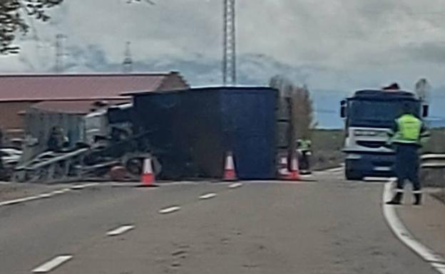 El vuelco de un camión deja un herido en Valdefuentes del Páramo