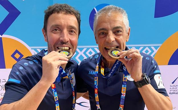 Diego Dorado and Isidoro Martínez pose with the medal they won with Kuwait at the Gulf Games./