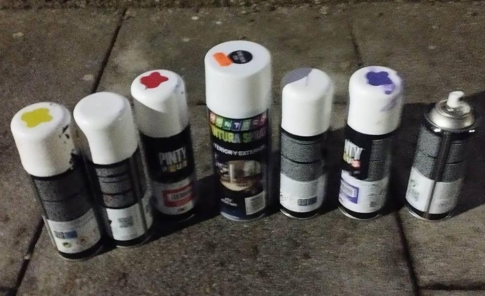 Policía Nacional detiene a un joven escondido debajo de un coche tras realizar pintadas en una pared