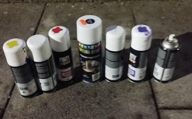 Policía Nacional detiene a un joven escondido debajo de un coche tras realizar pintadas en una pared