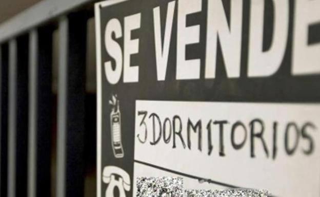 La compraventa de viviendas disminuye en Castilla y León un 2,7% y los precios caen un 4,4%