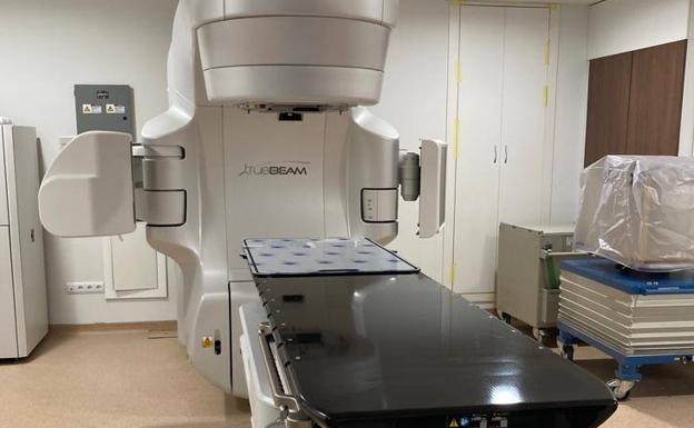 El Caule recibe el acelerador lineal donado por Amancio Ortega y las obras del búnker que lo acoge