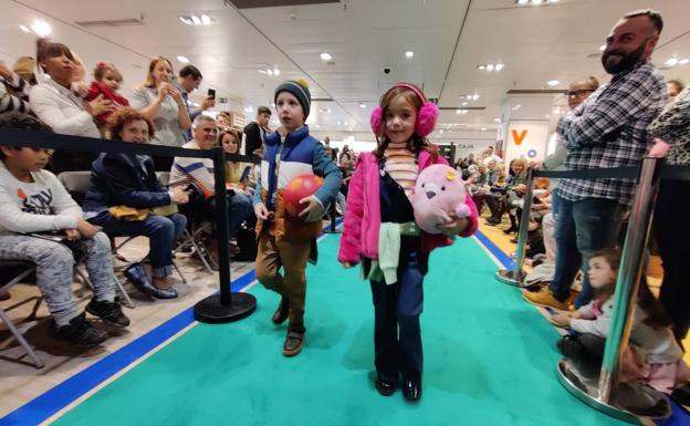 El futuro de la moda leonesa debuta ante 200 personas en el Desfile Infantil de El Corte Inglés